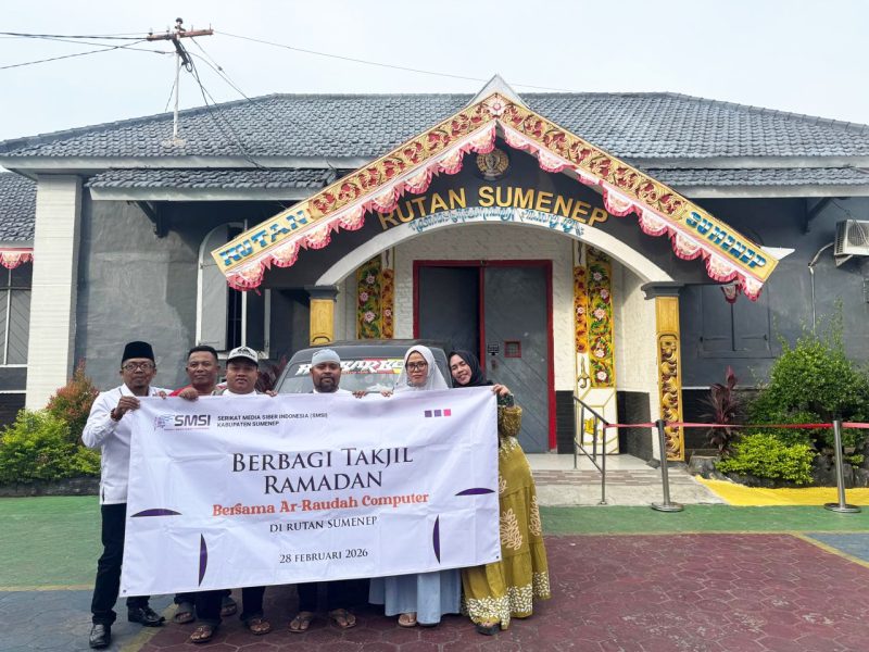 KOMPAK: SMSI Sumenep dan Ar-Raudah Computer saat persiapan membagikan 500 takjil untuk Warga Rutan Sumenep (Doc. Seputar Jatim)