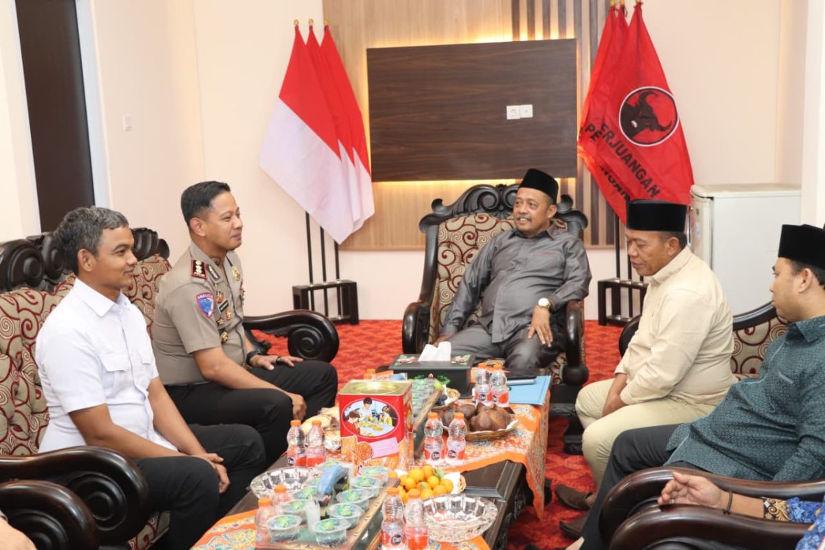 TERSENYUM: Ketua DPRD Sumenep, Zainal Arifin, saat menyambut silaturahmi Kapolres Sumenep Baru, AKBP Anang Hardiyanto (Foto Istimewa)