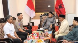 TERSENYUM: Ketua DPRD Sumenep, Zainal Arifin, saat menyambut silaturahmi Kapolres Sumenep Baru, AKBP Anang Hardiyanto (Foto Istimewa) 