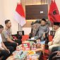 TERSENYUM: Ketua DPRD Sumenep, Zainal Arifin, saat menyambut silaturahmi Kapolres Sumenep Baru, AKBP Anang Hardiyanto (Foto Istimewa) 