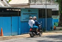 CERAH: Pengendara roda dua saat melintas di  depan SPPG Pakamban Laok 2 di jalan raya Pamekasan-Sumenep (Doc. Seputar Jatim)