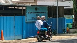 CERAH: Pengendara roda dua saat melintas di  depan SPPG Pakamban Laok 2 di jalan raya Pamekasan-Sumenep (Doc. Seputar Jatim)