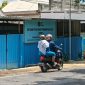 CERAH: Pengendara roda dua saat melintas di  depan SPPG Pakamban Laok 2 di jalan raya Pamekasan-Sumenep (Doc. Seputar Jatim)