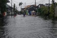 HUJAN: Pengendara roda dua saat melewati jalan yang tergenang banjir di Bumi Sumeker Kolor Kota Sumenep (Doc. Seputar Jatim)