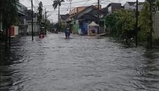 HUJAN: Pengendara roda dua saat melewati jalan yang tergenang banjir di Bumi Sumeker Kolor Kota Sumenep (Doc. Seputar Jatim)