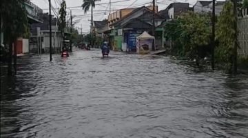 HUJAN: Pengendara roda dua saat melewati jalan yang tergenang banjir di Bumi Sumeker Kolor Kota Sumenep (Doc. Seputar Jatim)
