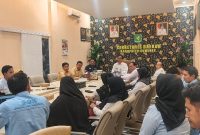 DISKUSI: IWO Sumenep saat melakukan audiensi dengan Satgas MBG Kabupaten Sumenep serta Perwakilan Koordinator Wilayah SPPG dan Koordinator Kecamatan Se Sumenep di ruang rapat sekretariat daerah (Mufti Che - Seputar Jatim