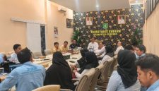 DISKUSI: IWO Sumenep saat melakukan audiensi dengan Satgas MBG Kabupaten Sumenep serta Perwakilan Koordinator Wilayah SPPG dan Koordinator Kecamatan Se Sumenep di ruang rapat sekretariat daerah (Mufti Che - Seputar Jatim