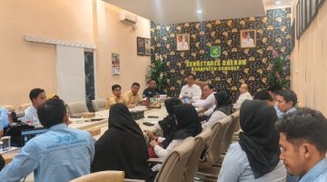 DISKUSI: IWO Sumenep saat melakukan audiensi dengan Satgas MBG Kabupaten Sumenep serta Perwakilan Koordinator Wilayah SPPG dan Koordinator Kecamatan Se Sumenep di ruang rapat sekretariat daerah (Mufti Che - Seputar Jatim