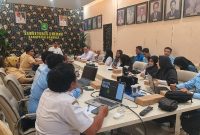 DISKUSI: IWO Sumenep saat melakukan audiensi dengan Satgas MBG Kabupaten Sumenep serta Perwakilan Koordinator Wilayah SPPG dan Koordinator Kecamatan Se Sumenep di ruang rapat sekretariat daerah (Mufti Che - Seputar Jatim