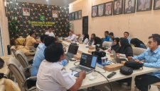 DISKUSI: IWO Sumenep saat melakukan audiensi dengan Satgas MBG Kabupaten Sumenep serta Perwakilan Koordinator Wilayah SPPG dan Koordinator Kecamatan Se Sumenep di ruang rapat sekretariat daerah (Mufti Che - Seputar Jatim