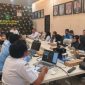 DISKUSI: IWO Sumenep saat melakukan audiensi dengan Satgas MBG Kabupaten Sumenep serta Perwakilan Koordinator Wilayah SPPG dan Koordinator Kecamatan Se Sumenep di ruang rapat sekretariat daerah (Mufti Che - Seputar Jatim