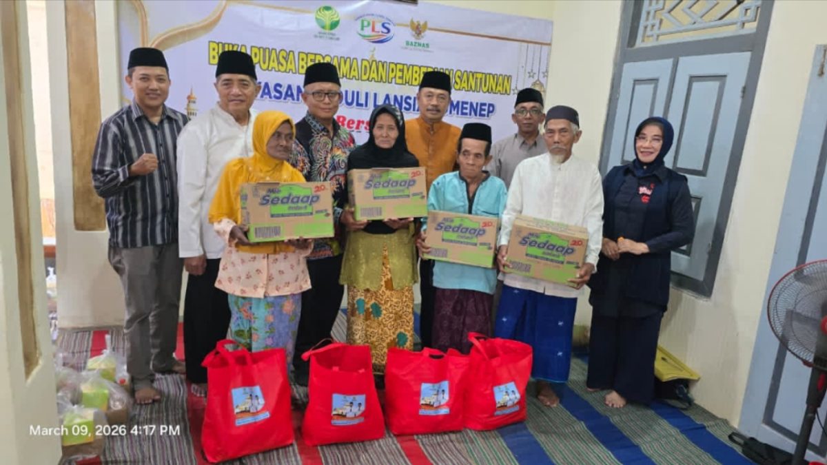 BAHAGIA: Direktur UtamabBPRS Bhakti Sumekar, Hairil Fajar (tengah) bersama tokoh masyarakat dan pengurus Yayasan Peduli Lansia Sumenep berfoto bersama sejumlah lansia penerima santunan usai kegiatan buka puasa bersama dan penyerahan bantuan di Sumenep (Doc. Seputar Jatim)