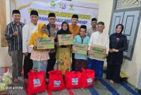 BAHAGIA: Direktur UtamabBPRS Bhakti Sumekar, Hairil Fajar (tengah) bersama tokoh masyarakat dan pengurus Yayasan Peduli Lansia Sumenep berfoto bersama sejumlah lansia penerima santunan usai kegiatan buka puasa bersama dan penyerahan bantuan di Sumenep (Doc. Seputar Jatim)