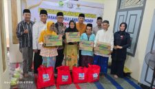 BAHAGIA: Direktur UtamabBPRS Bhakti Sumekar, Hairil Fajar (tengah) bersama tokoh masyarakat dan pengurus Yayasan Peduli Lansia Sumenep berfoto bersama sejumlah lansia penerima santunan usai kegiatan buka puasa bersama dan penyerahan bantuan di Sumenep (Doc. Seputar Jatim)