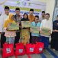 BAHAGIA: Direktur UtamabBPRS Bhakti Sumekar, Hairil Fajar (tengah) bersama tokoh masyarakat dan pengurus Yayasan Peduli Lansia Sumenep berfoto bersama sejumlah lansia penerima santunan usai kegiatan buka puasa bersama dan penyerahan bantuan di Sumenep (Doc. Seputar Jatim)