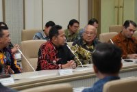 FOKUS: Bupati Sumenep Achmad Fauzi Wongsojudo (tengah) menyampaikan sambutan saat penandatanganan nota kesepahaman (MoU) hibah Pembangkit Listrik Tenaga Surya (PLTS) antara Pemerintah Kabupaten Sumenep dan PT Torang IWIP Berbakti di Wisma Danantara, Jakarta (Foto Istimewa)
