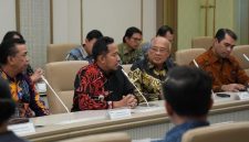 FOKUS: Bupati Sumenep Achmad Fauzi Wongsojudo (tengah) menyampaikan sambutan saat penandatanganan nota kesepahaman (MoU) hibah Pembangkit Listrik Tenaga Surya (PLTS) antara Pemerintah Kabupaten Sumenep dan PT Torang IWIP Berbakti di Wisma Danantara, Jakarta (Foto Istimewa)