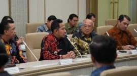 FOKUS: Bupati Sumenep Achmad Fauzi Wongsojudo (tengah) menyampaikan sambutan saat penandatanganan nota kesepahaman (MoU) hibah Pembangkit Listrik Tenaga Surya (PLTS) antara Pemerintah Kabupaten Sumenep dan PT Torang IWIP Berbakti di Wisma Danantara, Jakarta (Foto Istimewa)