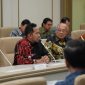 FOKUS: Bupati Sumenep Achmad Fauzi Wongsojudo (tengah) menyampaikan sambutan saat penandatanganan nota kesepahaman (MoU) hibah Pembangkit Listrik Tenaga Surya (PLTS) antara Pemerintah Kabupaten Sumenep dan PT Torang IWIP Berbakti di Wisma Danantara, Jakarta (Foto Istimewa)