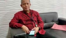 SANTAI: Direktur Utama PT BPRS Bhakti Sumekar, Hairil Fajar (Doc. Seputar Jatim)
