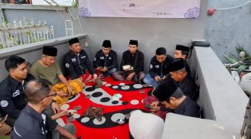 FOKUS: Pengurus Daerah Ikatan Wartawan Online (IWO) Sumenep, saat diskusi bareng menjelang buka puasa (Doc. Seputar Jatim)