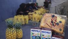 PENGEMASAN: Paket MBG kering yang akan dibagikan SPPG Lebeng Timur berisi roti, buah nanas dan susu indomilk coklat (Doc. Seputar Jatim)