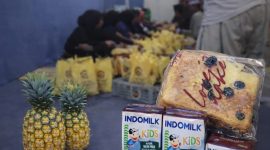PENGEMASAN: Paket MBG kering yang akan dibagikan SPPG Lebeng Timur berisi roti, buah nanas dan susu indomilk coklat (Doc. Seputar Jatim)