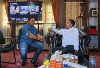 BERHADAPAN: Ketua IWO Sumenep, Imam Mustain R, saat bincang santai dengan Bupati Sumenep, Achmad Fauzi Wongsojudu (Doc. Seputar Jatim)