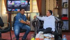 BERHADAPAN: Ketua IWO Sumenep, Imam Mustain R, saat bincang santai dengan Bupati Sumenep, Achmad Fauzi Wongsojudu (Doc. Seputar Jatim)