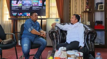 BERHADAPAN: Ketua IWO Sumenep, Imam Mustain R, saat bincang santai dengan Bupati Sumenep, Achmad Fauzi Wongsojudu (Doc. Seputar Jatim)