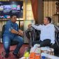 BERHADAPAN: Ketua IWO Sumenep, Imam Mustain R, saat bincang santai dengan Bupati Sumenep, Achmad Fauzi Wongsojudu (Doc. Seputar Jatim)