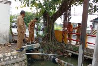 TURLAP: Kepala Dinas PUTR Kabupaten Sumenep, Eri Susanto, saat meninjau lokasi genangan air di kawasan Jalan Trunojoyo (SandiGT - Seputar Jatim)