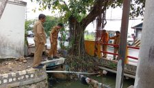 TURLAP: Kepala Dinas PUTR Kabupaten Sumenep, Eri Susanto, saat meninjau lokasi genangan air di kawasan Jalan Trunojoyo (SandiGT - Seputar Jatim)