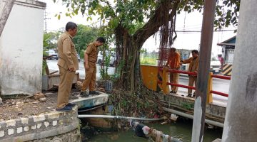 TURLAP: Kepala Dinas PUTR Kabupaten Sumenep, Eri Susanto, saat meninjau lokasi genangan air di kawasan Jalan Trunojoyo (SandiGT - Seputar Jatim)