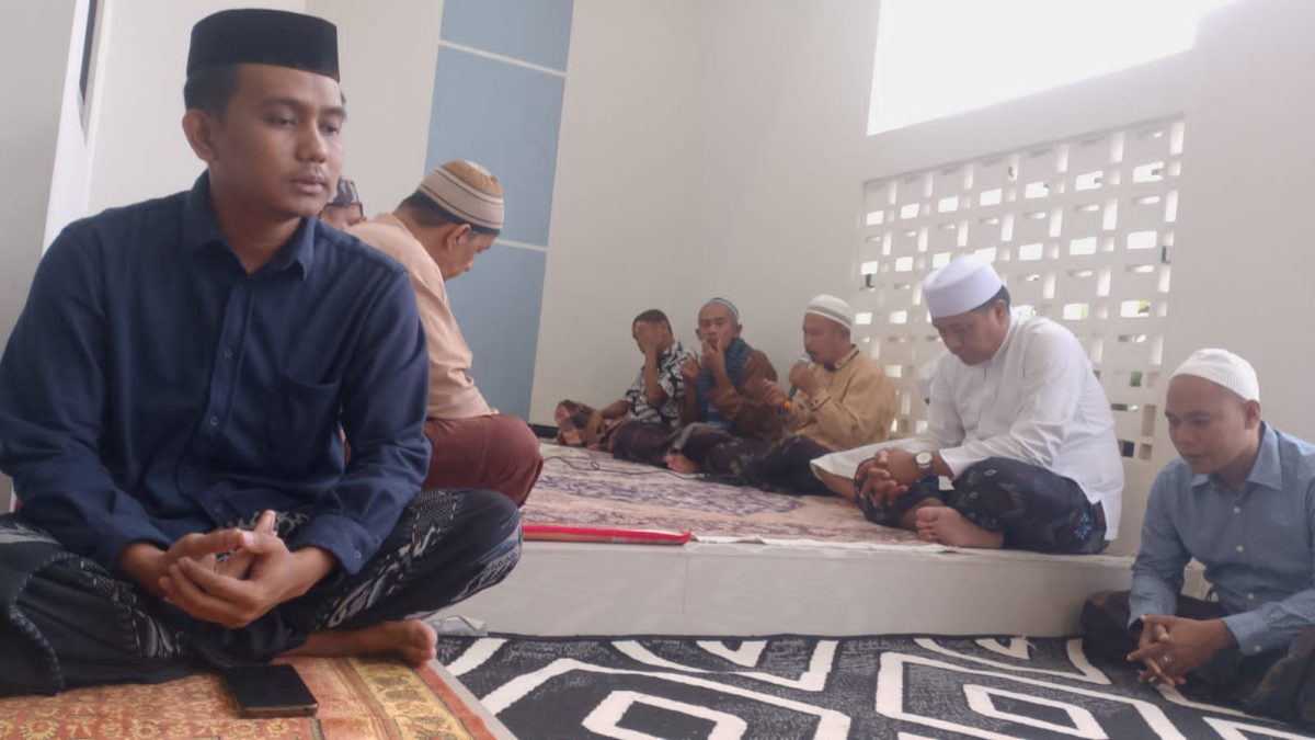BERSIAP: LBH Achmad Madani Putra saat melaksanakan kegiatan khotmil Quran, doa bersama, serta buka puasa bersama (Doc. Seputar Jatim).