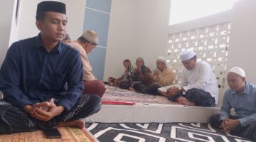 BERSIAP: LBH Achmad Madani Putra saat melaksanakan kegiatan khotmil Quran, doa bersama, serta buka puasa bersama (Doc. Seputar Jatim).