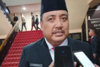 DICEGAT: Plt. Kepala Dinas Perumahan Rakyat, Kawasan Permukiman, dan Perhubungan (Disperkimhub) Sumenep, Achmad Dzulkarnain, saat diwawancarai wartawan. (SandiGT – Seputar Jatim)
