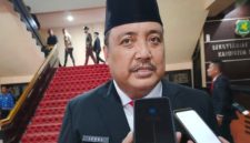 DICEGAT: Plt. Kepala Dinas Perumahan Rakyat, Kawasan Permukiman, dan Perhubungan (Disperkimhub) Sumenep, Achmad Dzulkarnain, saat diwawancarai wartawan. (SandiGT – Seputar Jatim)