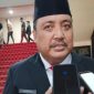 DICEGAT: Plt. Kepala Dinas Perumahan Rakyat, Kawasan Permukiman, dan Perhubungan (Disperkimhub) Sumenep, Achmad Dzulkarnain, saat diwawancarai wartawan. (SandiGT – Seputar Jatim)