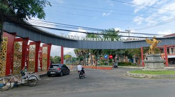 CERAH: Gerbang utama Kantor Pemerintah Kabupaten Sumenep, yang menjadi pusat aktivitas pemerintahan daerah dan pelayanan publik bagi masyarakat (Mufti Che - Seputar Jatim)