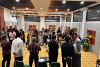 TEGANG: Puluhan korban dugaan penipuan yang melibatkan agen Pegadaian Palengaan mengikuti pertemuan dengan pihak Pegadaian di Pamekasan untuk menuntut pengembalian hak mereka (Doc. Seputar Jatim)