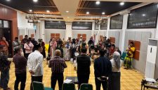 TEGANG: Puluhan korban dugaan penipuan yang melibatkan agen Pegadaian Palengaan mengikuti pertemuan dengan pihak Pegadaian di Pamekasan untuk menuntut pengembalian hak mereka (Doc. Seputar Jatim)