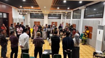 TEGANG: Puluhan korban dugaan penipuan yang melibatkan agen Pegadaian Palengaan mengikuti pertemuan dengan pihak Pegadaian di Pamekasan untuk menuntut pengembalian hak mereka (Doc. Seputar Jatim)