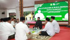 BERKUMPUL: Bupati Sumenep, Achmad Fauzi Wongsojudo, saat memberikan sambutan pada acara silaturahmi dan buka puasa bersama pelaksana serta pihak sponsorship Sumenep Calendar of Event 2026 di Pendopo Agung Keraton Sumenep (Foto Istimewa)