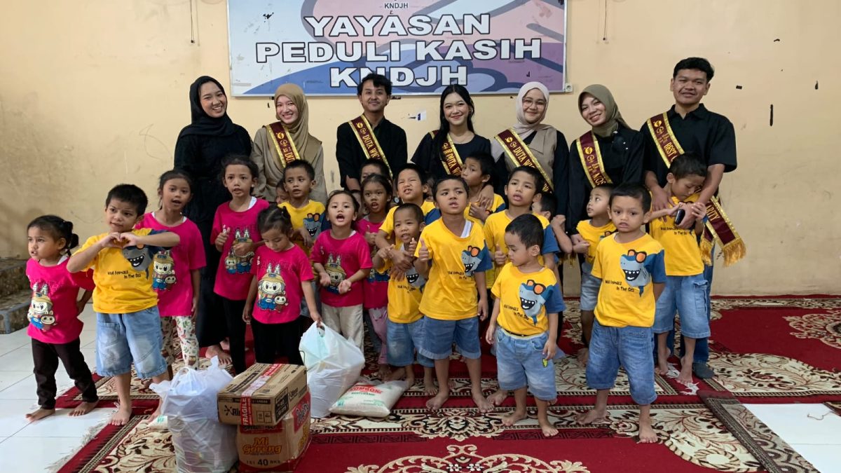 BERBAGI: Duta Wicara Jatim saat foro bersama dengan puluhan Anak Yatim di Malang (Doc. Seputar Jatim)