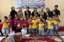 BERBAGI: Duta Wicara Jatim saat foro bersama dengan puluhan Anak Yatim di Malang (Doc. Seputar Jatim)