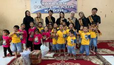 BERBAGI: Duta Wicara Jatim saat foro bersama dengan puluhan Anak Yatim di Malang (Doc. Seputar Jatim)