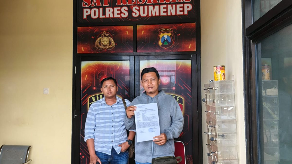 GAGAH: Sekretaris Ikatan Wartawan Online (IWO) Sumenep, Moh. Horri (kanan) bersama Ahmad Syarif Hidayatullah, menunjukkan bukti laporan pengaduan terhadap akun TikTok @Juan Kurniawan di Satreskrim Polres Sumenep (Mufti Che - Seputar Jatim)