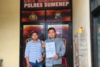 GAGAH: Sekretaris Ikatan Wartawan Online (IWO) Sumenep, Moh. Horri (kanan) bersama Ahmad Syarif Hidayatullah, menunjukkan bukti laporan pengaduan terhadap akun TikTok @Juan Kurniawan di Satreskrim Polres Sumenep (Mufti Che - Seputar Jatim)